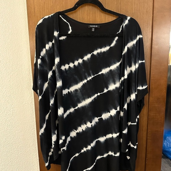 Torrid Tie-Dye Black and White Open Front Top Size OO - Picture 1 of 5